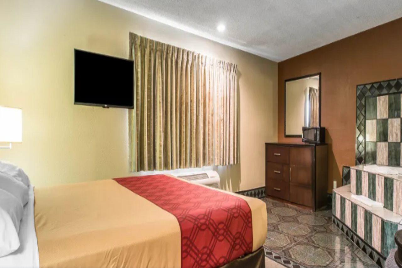 Baymont By Wyndham Ontario Otel Dış mekan fotoğraf