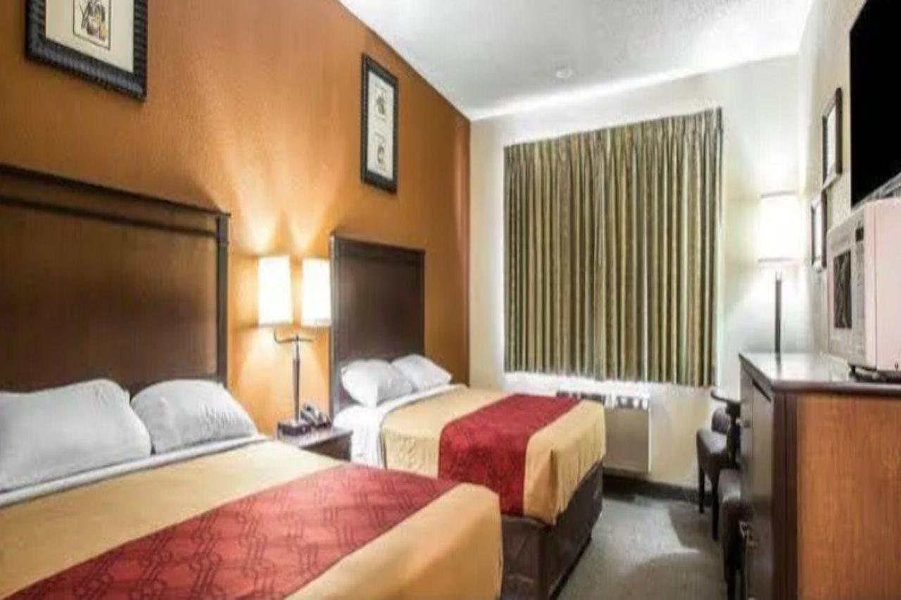 Baymont By Wyndham Ontario Otel Dış mekan fotoğraf