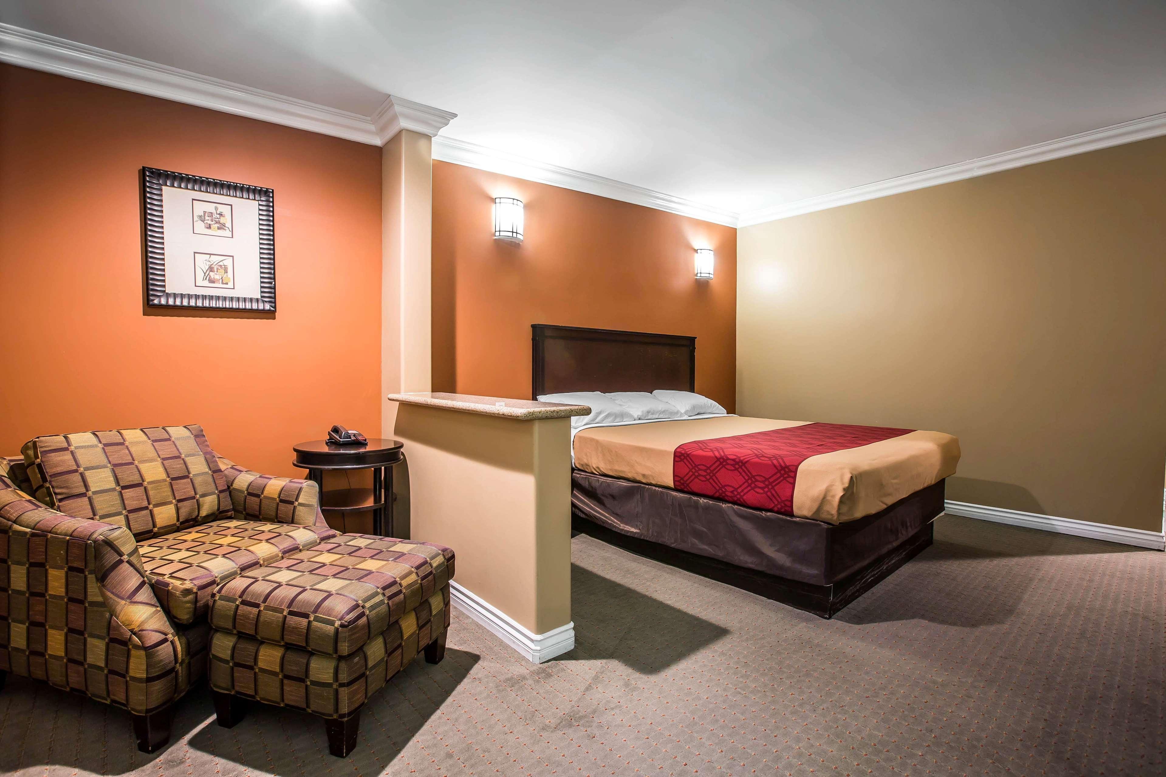Baymont By Wyndham Ontario Otel Dış mekan fotoğraf