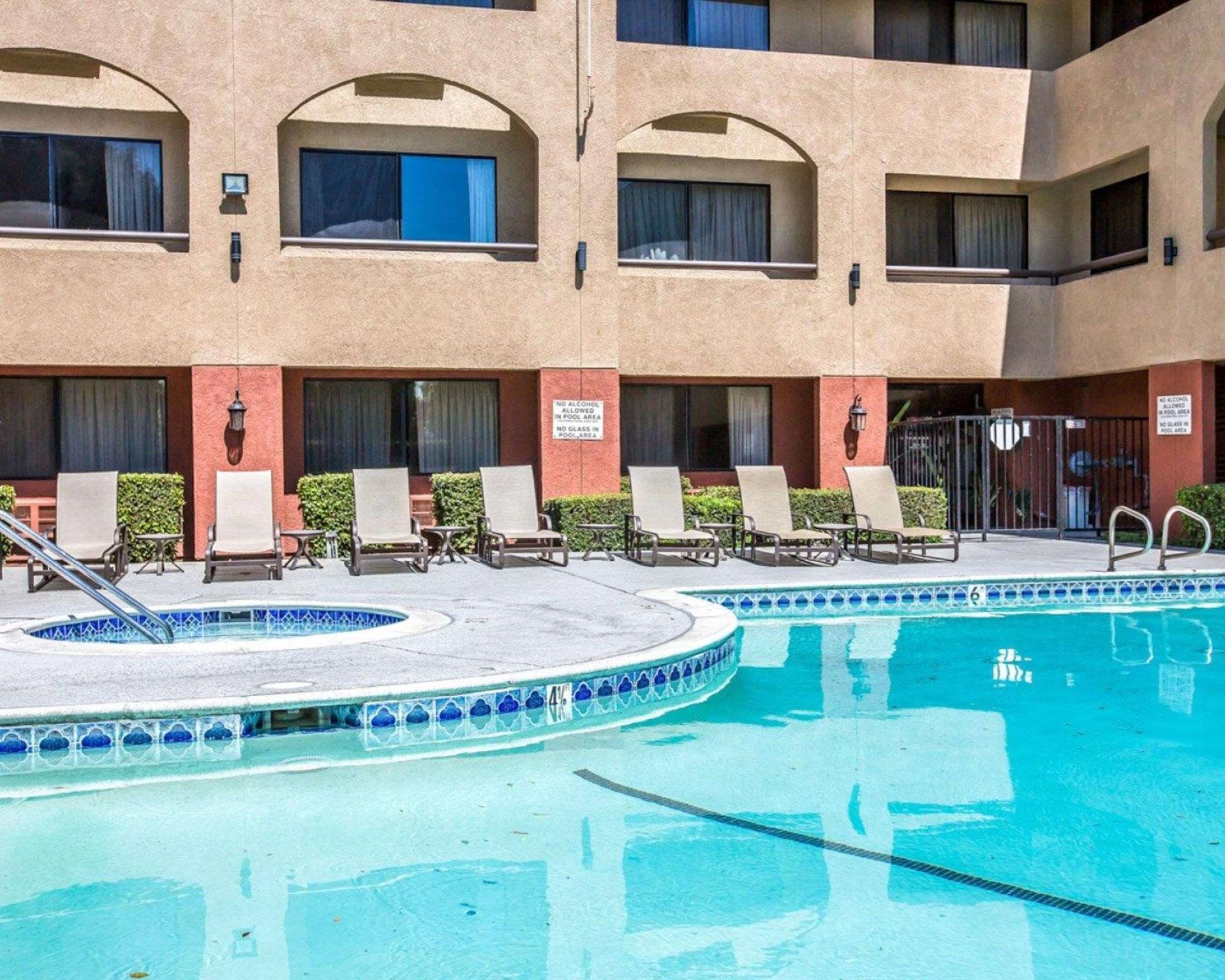 Baymont By Wyndham Ontario Otel Dış mekan fotoğraf