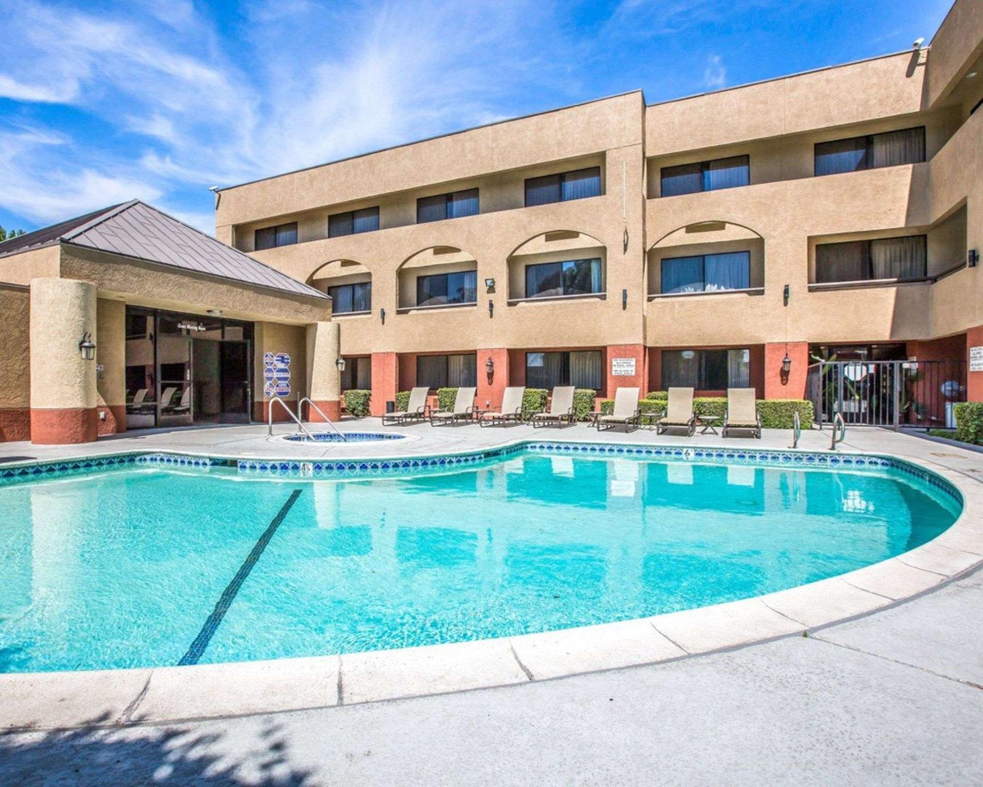 Baymont By Wyndham Ontario Otel Dış mekan fotoğraf