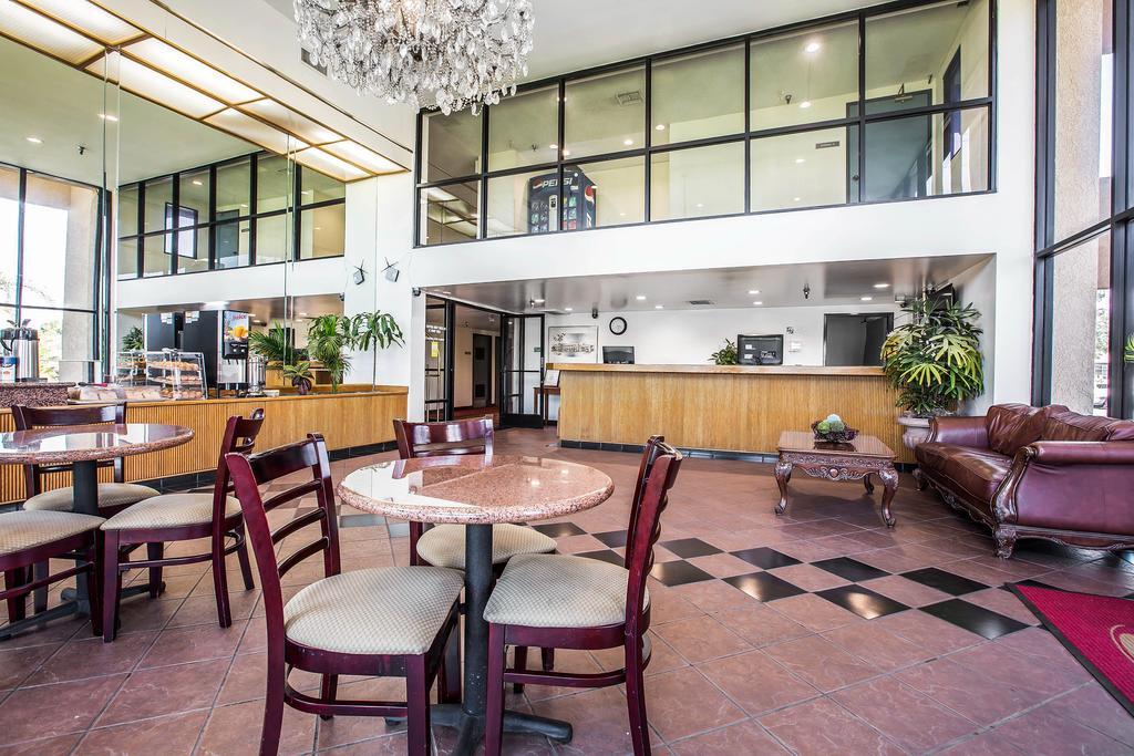 Baymont By Wyndham Ontario Otel Dış mekan fotoğraf