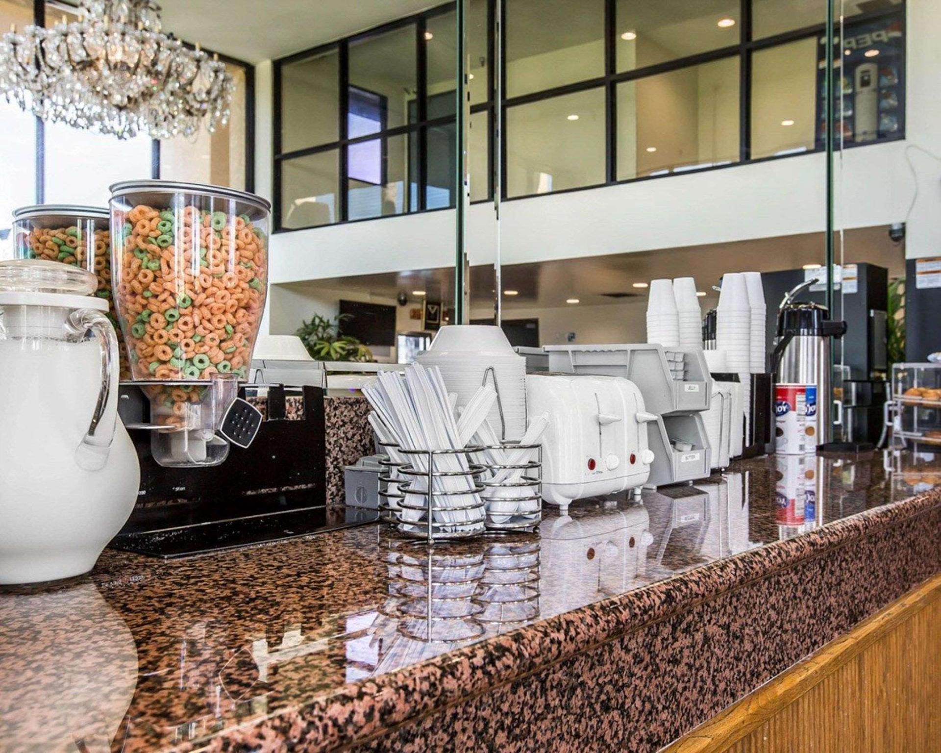 Baymont By Wyndham Ontario Otel Dış mekan fotoğraf