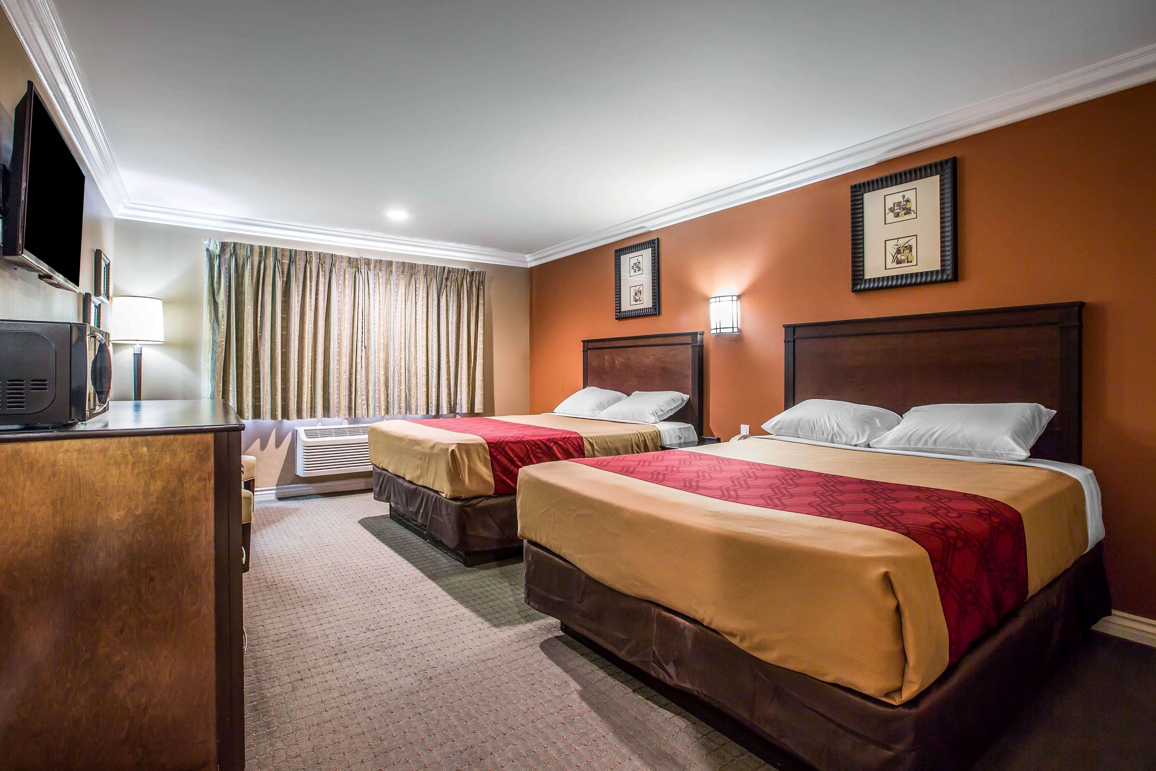 Baymont By Wyndham Ontario Otel Dış mekan fotoğraf