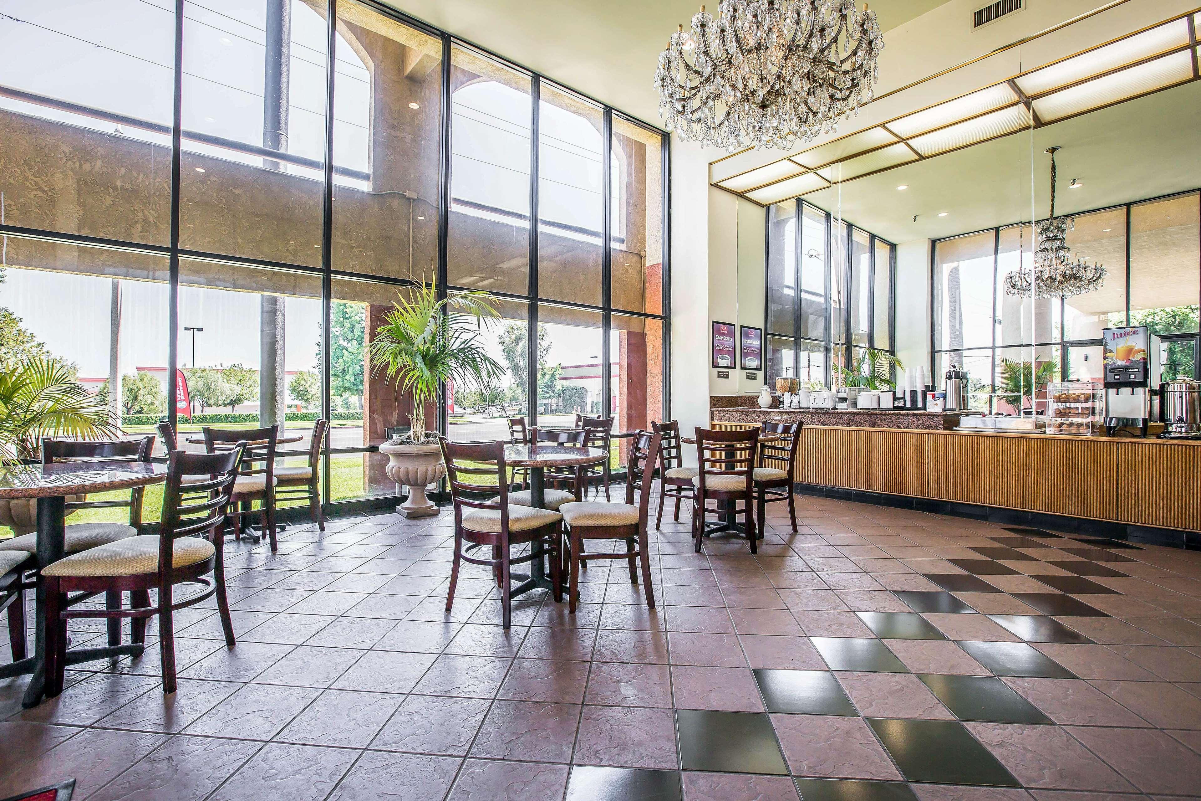 Baymont By Wyndham Ontario Otel Dış mekan fotoğraf