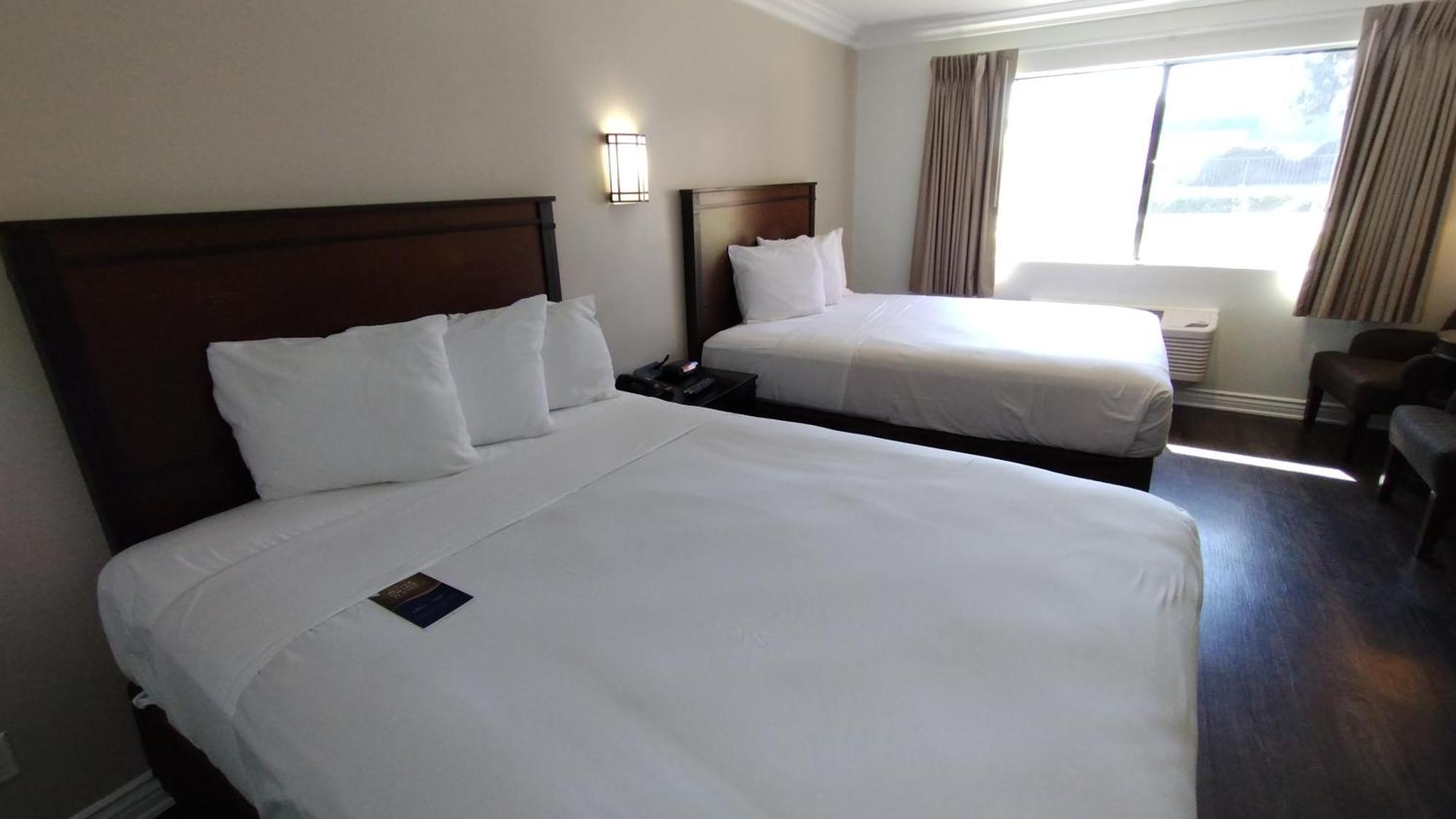 Baymont By Wyndham Ontario Otel Dış mekan fotoğraf