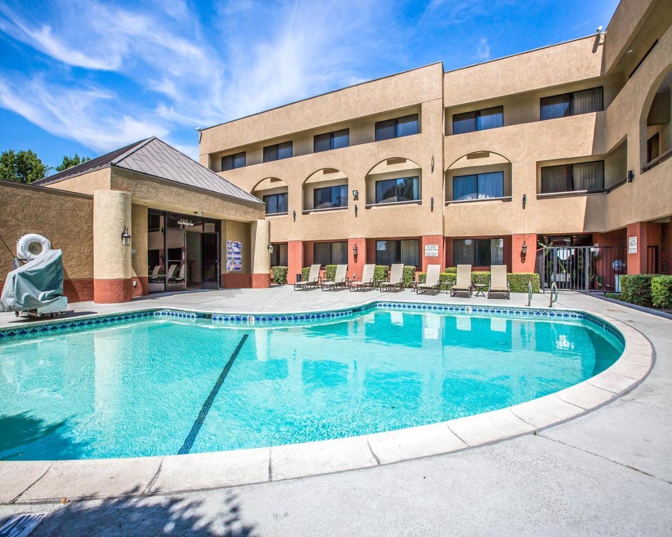 Baymont By Wyndham Ontario Otel Dış mekan fotoğraf